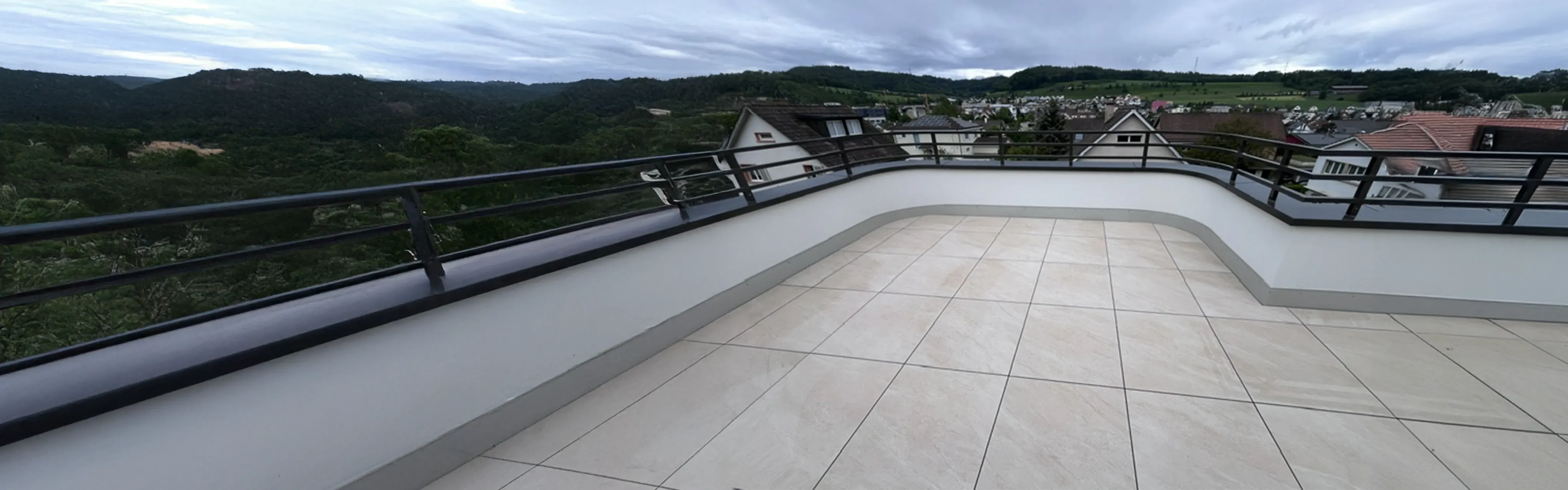 Terrasse mit hochwertigem Plattenbelag