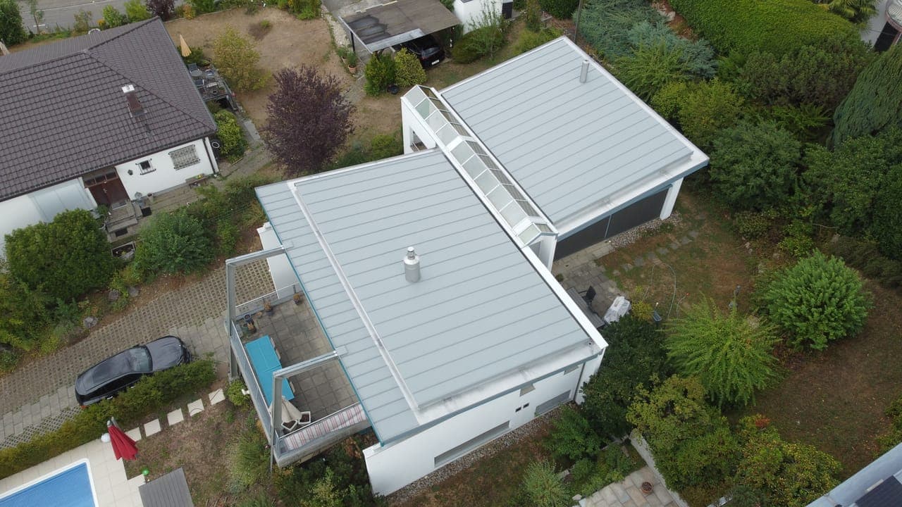 Zugerstrasse 1 – Blechdach Stehfalz, Alu PREFA Patinagrau – Dornach